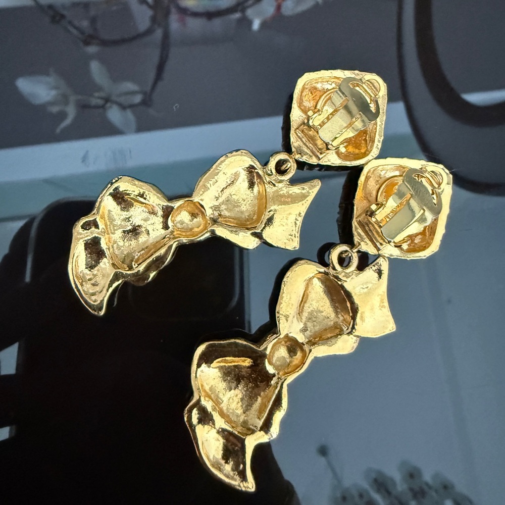 LOT 2100 24K gold plated CHANEL vintage bow dangle clip on earrings - Picture 7 of 10
